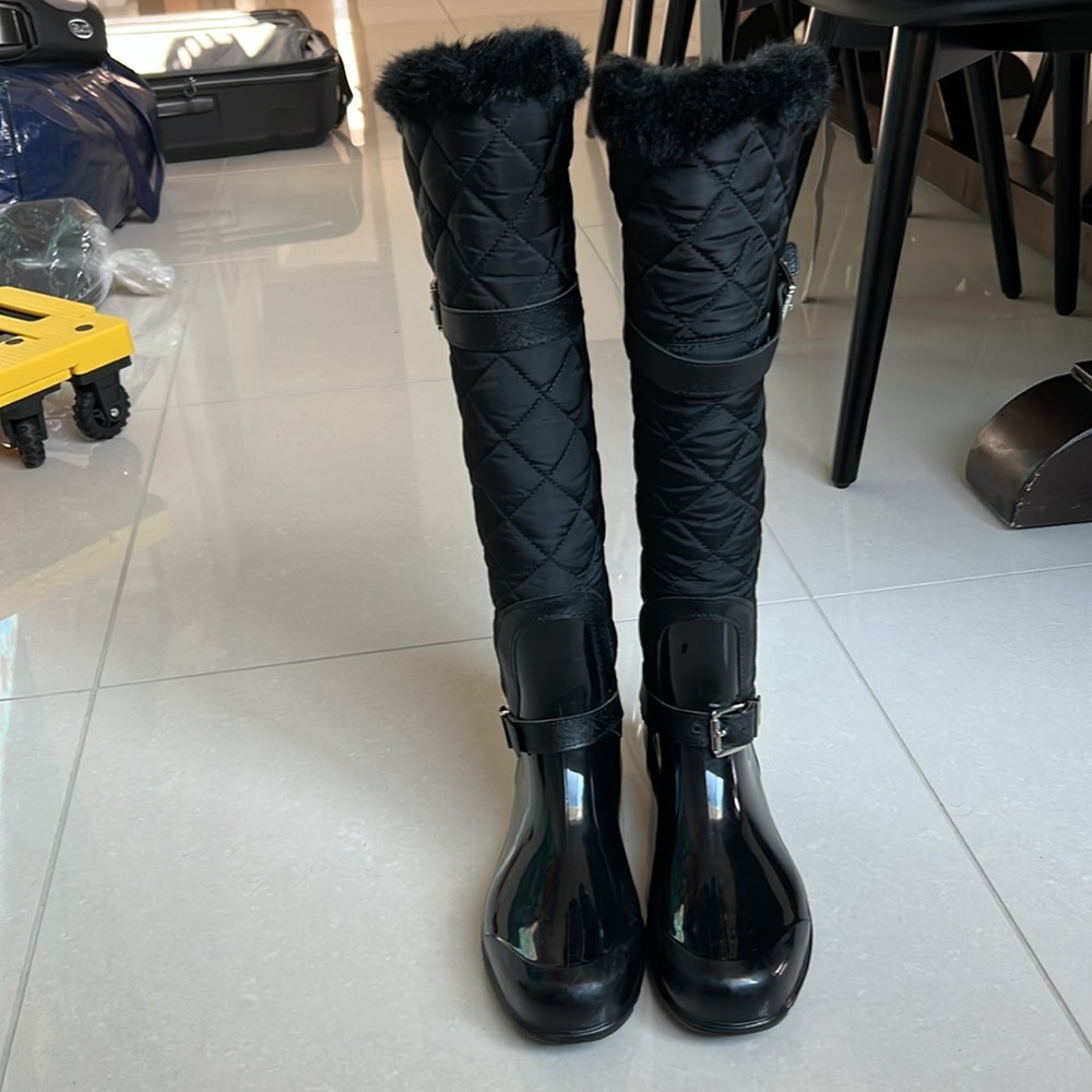 The Michael Kors Women's Black Quilted Rain Boots Size 10